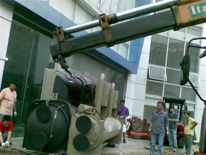 巩义市随车吊和汽车吊的核心区别是什么？哪种更省钱？